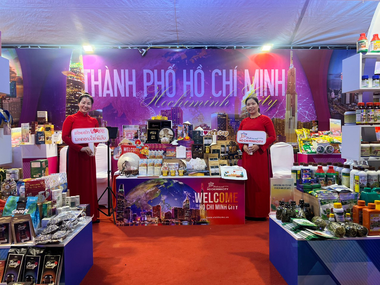 Gian hàng giới thiệu các sản phẩm du lịch TPHCM tại Tuần lễ Văn hoá- Du lịch Luông Pha Bang (Lào) Gian hàng giới thiệu các sản phẩm du lịch TPHCM tại Tuần lễ Văn hoá- Du lịch Luông Pha Bang (Lào)