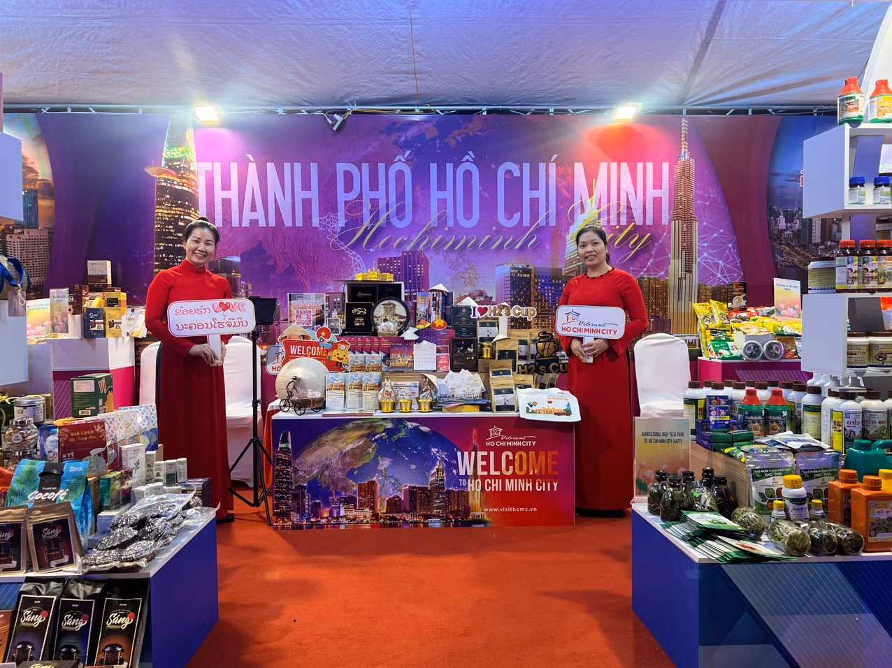 Gian hàng giới thiệu các sản phẩm du lịch TPHCM tại Tuần lễ Văn hoá- Du lịch Luông Pha Bang (Lào) Gian hàng giới thiệu các sản phẩm du lịch TPHCM tại Tuần lễ Văn hoá- Du lịch Luông Pha Bang (Lào)