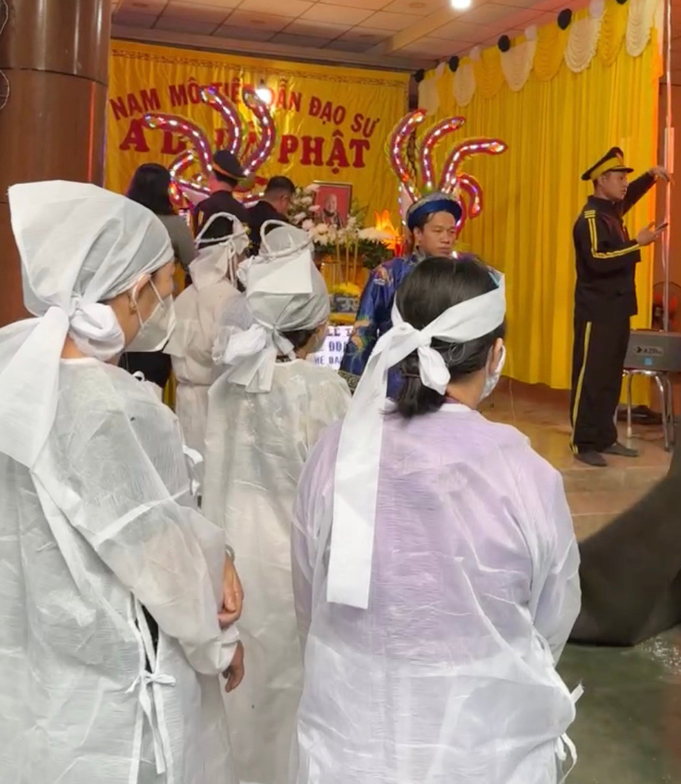 Trong tiếng nhạc buồn của ca khúc "Đất phương Nam", những người tiễn đưa và con cháu của NS Thiên Kim đã cúi đầu, đứng lặng bên linh cữu để nói lời tiễn biệt.