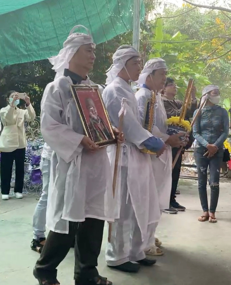 Con cháu của NS Thiên Kim tề tựu đông đủ để đón mẹ về nơi an nghỉ cuối cùng.