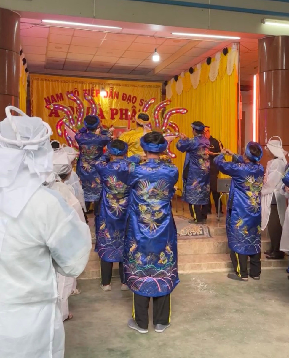 Sau các thủ tục động quan, những người đô tùy đã làm lễ đưa linh cữu nghệ sĩ ra xe tang.