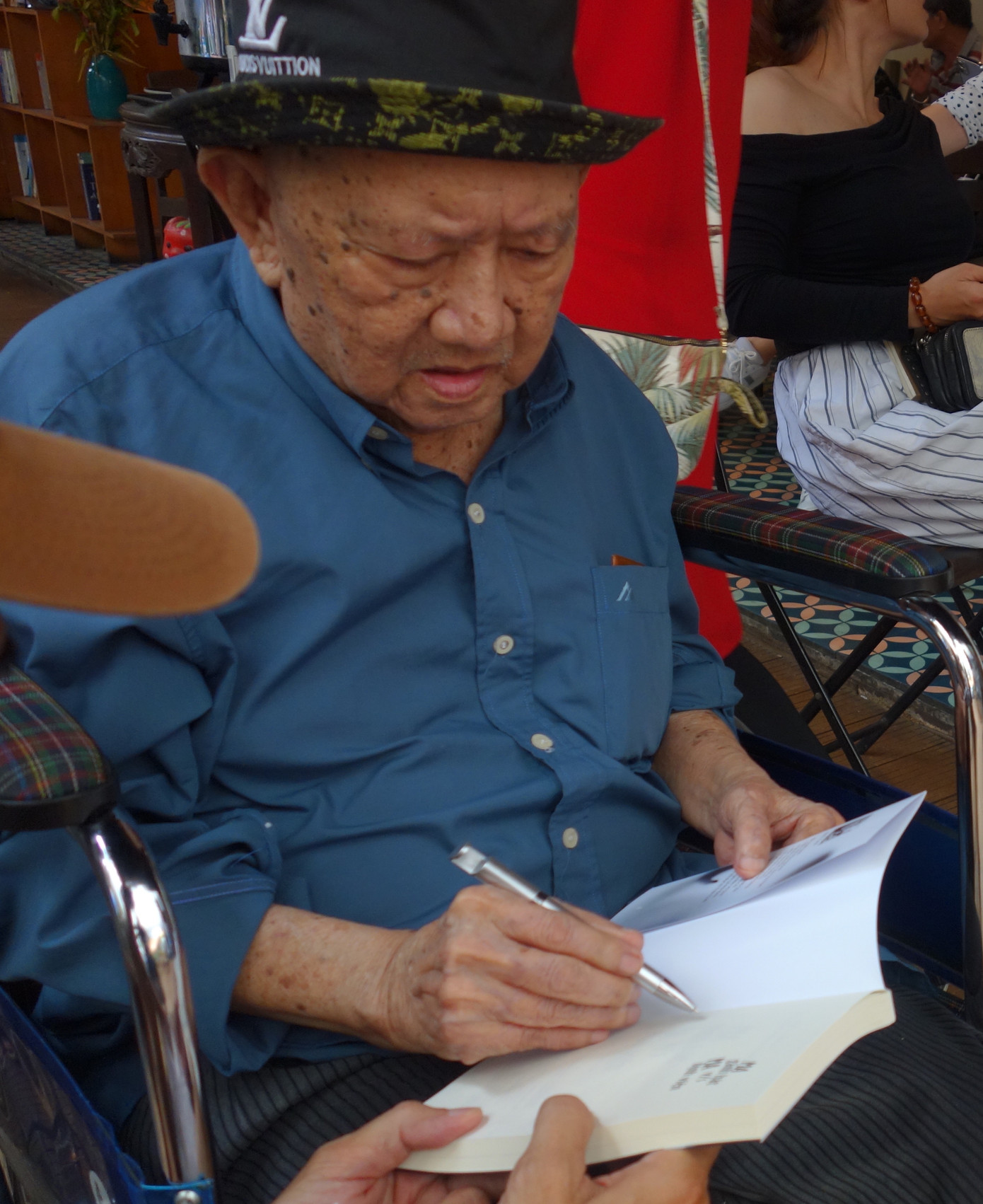 Mạc Can ký tặng sách cho độc giả. Ảnh: Trọng Thịnh.