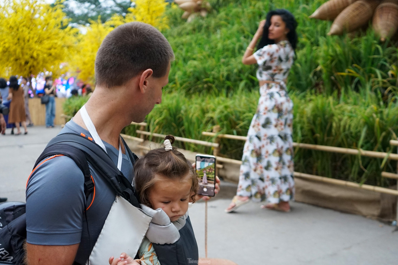 Một gia đình nước ngoài đang chụp hình tại Lễ hội Tết Việt (Ảnh Nguyễn Phong) Một gia đình nước ngoài đang chụp hình tại Lễ hội Tết Việt (Ảnh Nguyễn Phong)