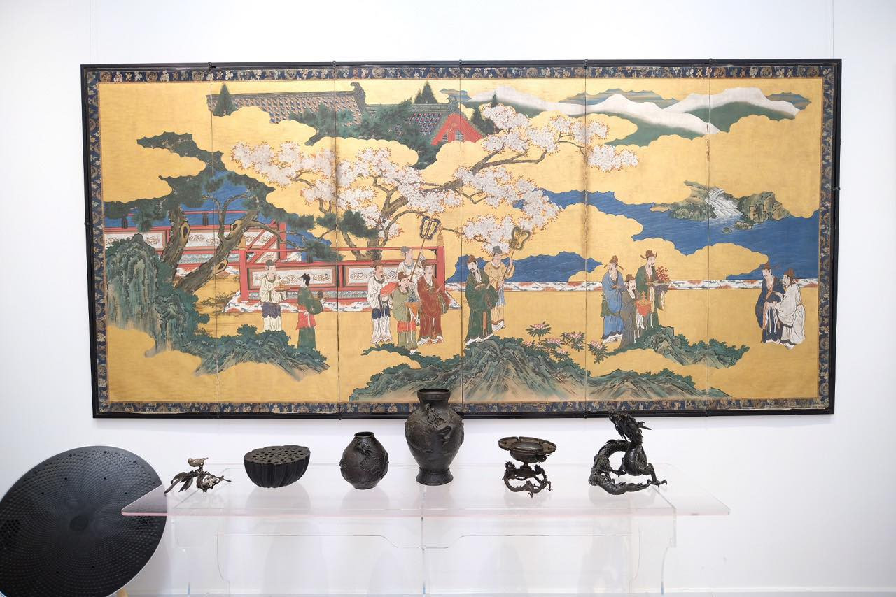 Tranh và gốm cùng hiện diện