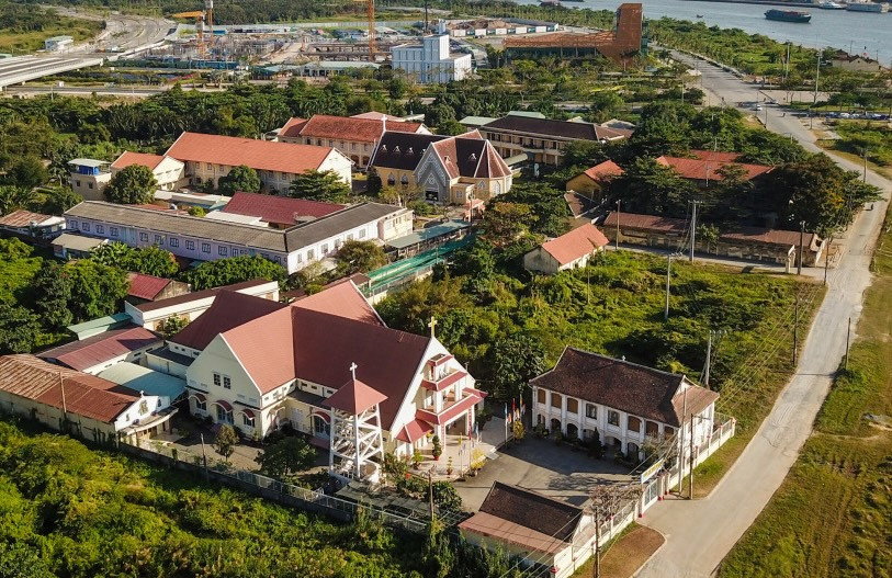 Tu viện Hội dòng Mến Thánh giá Thủ Thiêm và Nhà thờ Thủ Thiêm nhìn từ trên cao