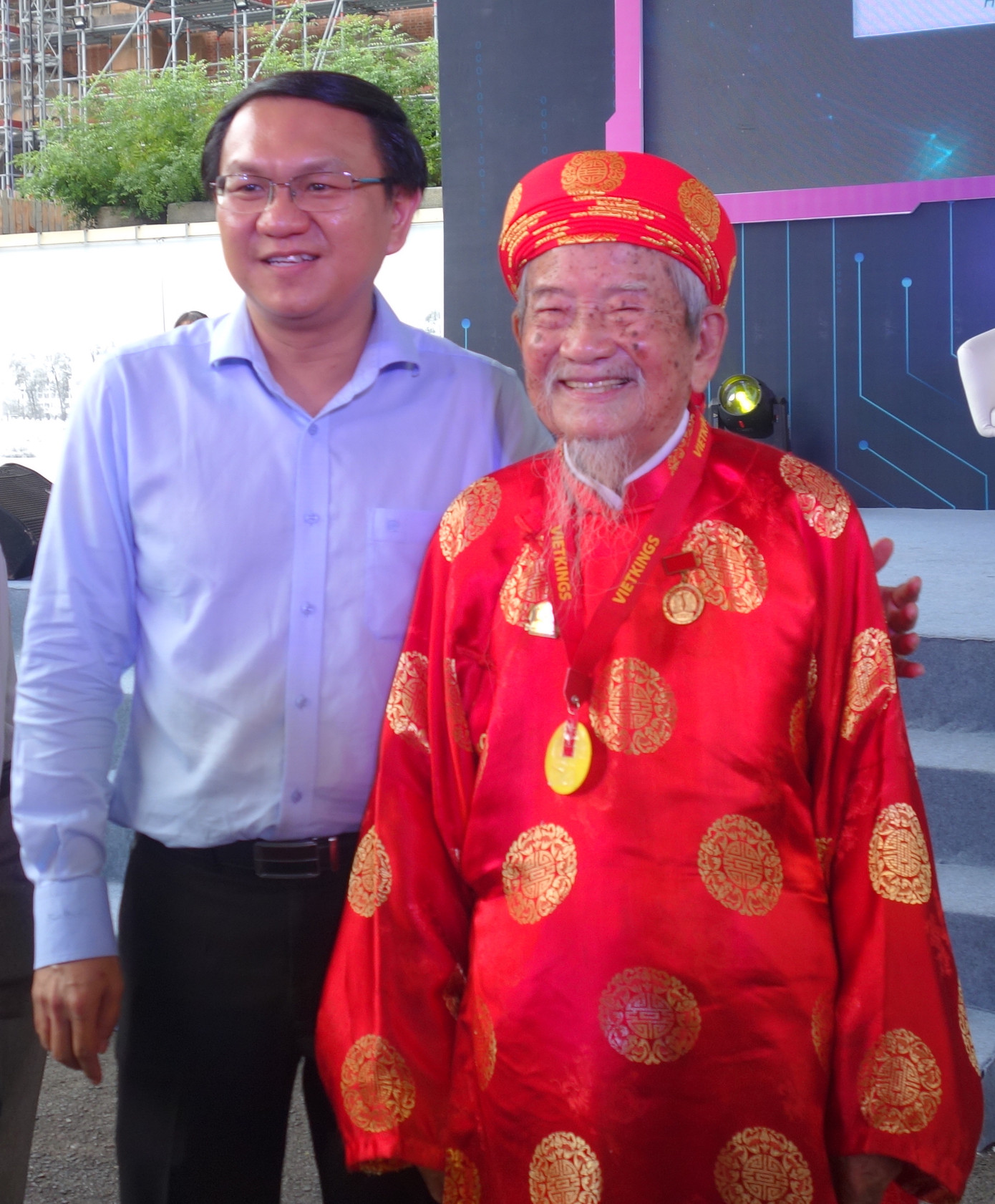 Ông Lâm Đình Thắng và cụ Nguyễn Đình Tư. Ảnh: Trọng Thịnh. Ông Lâm Đình Thắng và cụ Nguyễn Đình Tư. Ảnh: Trọng Thịnh.