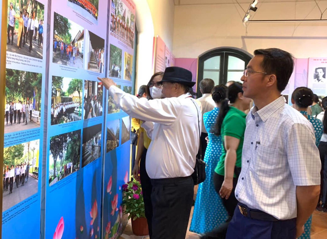 Khách tham quan triển lãm ảnh chuyên đề “Côn Đảo – Ngày trở về” (Ảnh CTV) Khách tham quan triển lãm ảnh chuyên đề “Côn Đảo – Ngày trở về” (Ảnh CTV)