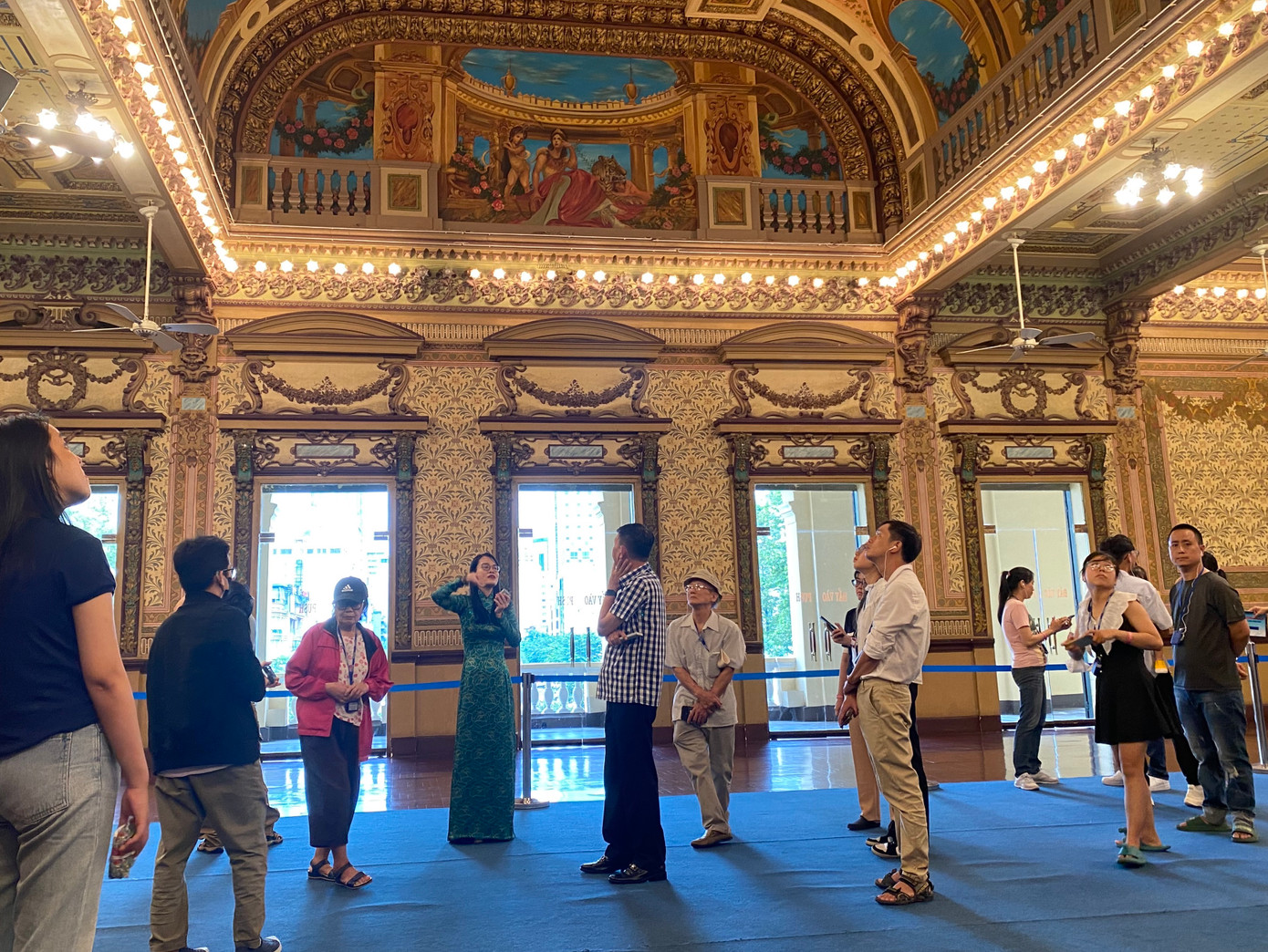 Du khách chiêm ngưỡng kiến trúc cổ kính và độc đáo của toà nhà.