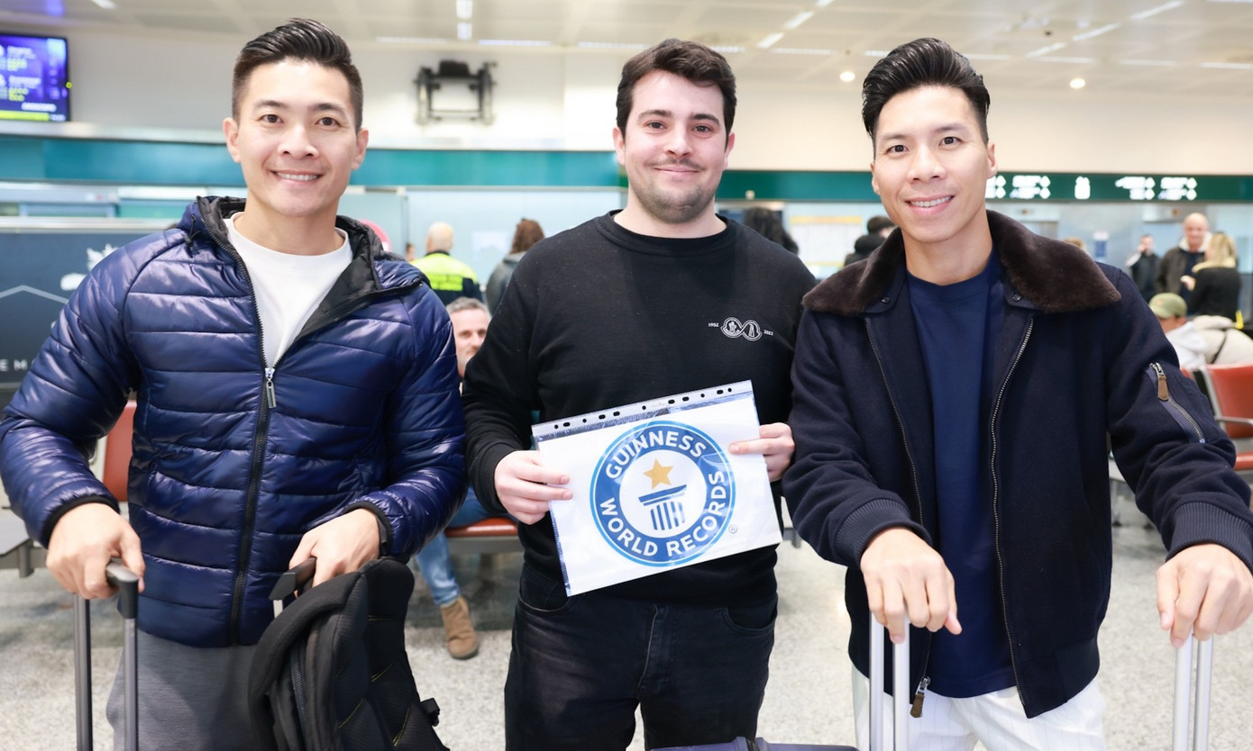 Đại diện ban tổ chức kỷ lục Guinness đón hai anh em Hoàng tử xiếc Quốc Cơ, Quốc Nghiệp tại sân bay. Ảnh: NVCC. Đại diện ban tổ chức kỷ lục Guinness đón hai anh em Hoàng tử xiếc Quốc Cơ, Quốc Nghiệp tại sân bay. Ảnh: NVCC.