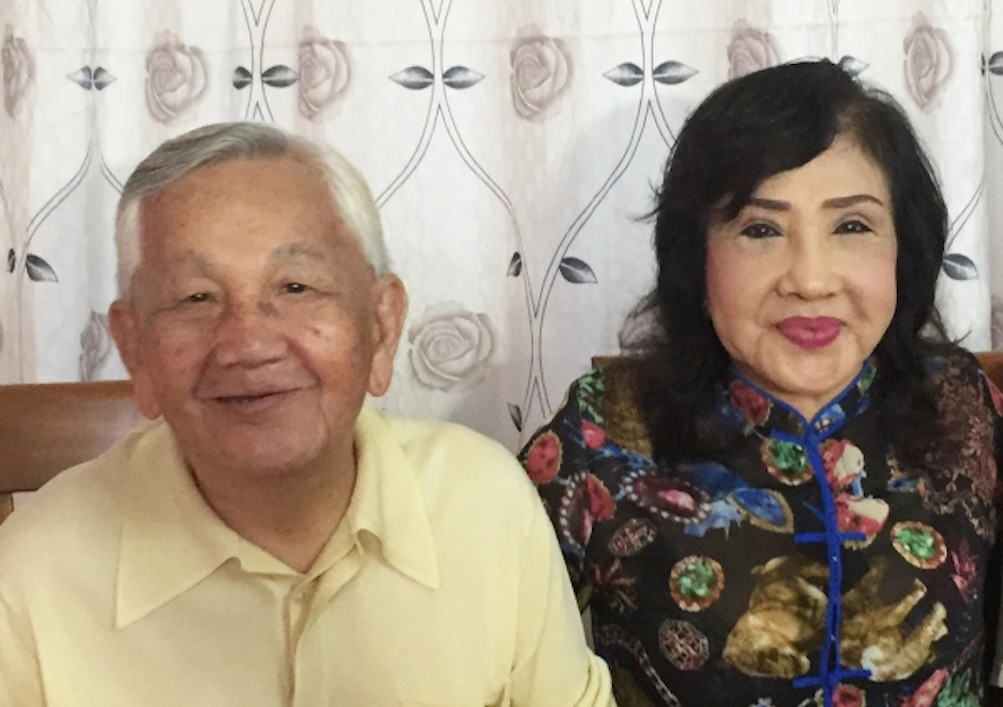 Văn Hường chụp chung với NSND Lệ Thủy trong một lần nữ nghệ sĩ tới thăm ông.