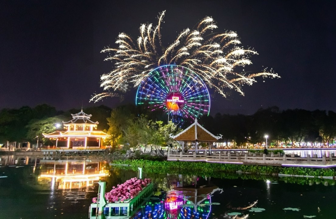 Bắn pháo hoa tại Công viên văn hoá Đầm Sen (quận 11) Bắn pháo hoa tại Công viên văn hoá Đầm Sen (quận 11)