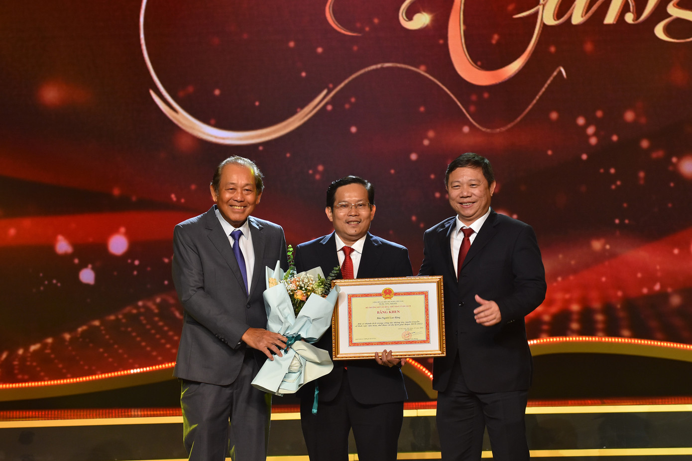 Bộ VH-TT Du lịch trao bằng khen cho BTC giải Mai Vàng vì chương trình Mai Vàng nhân ái. Bộ VH-TT Du lịch trao bằng khen cho BTC giải Mai Vàng vì chương trình Mai Vàng nhân ái.