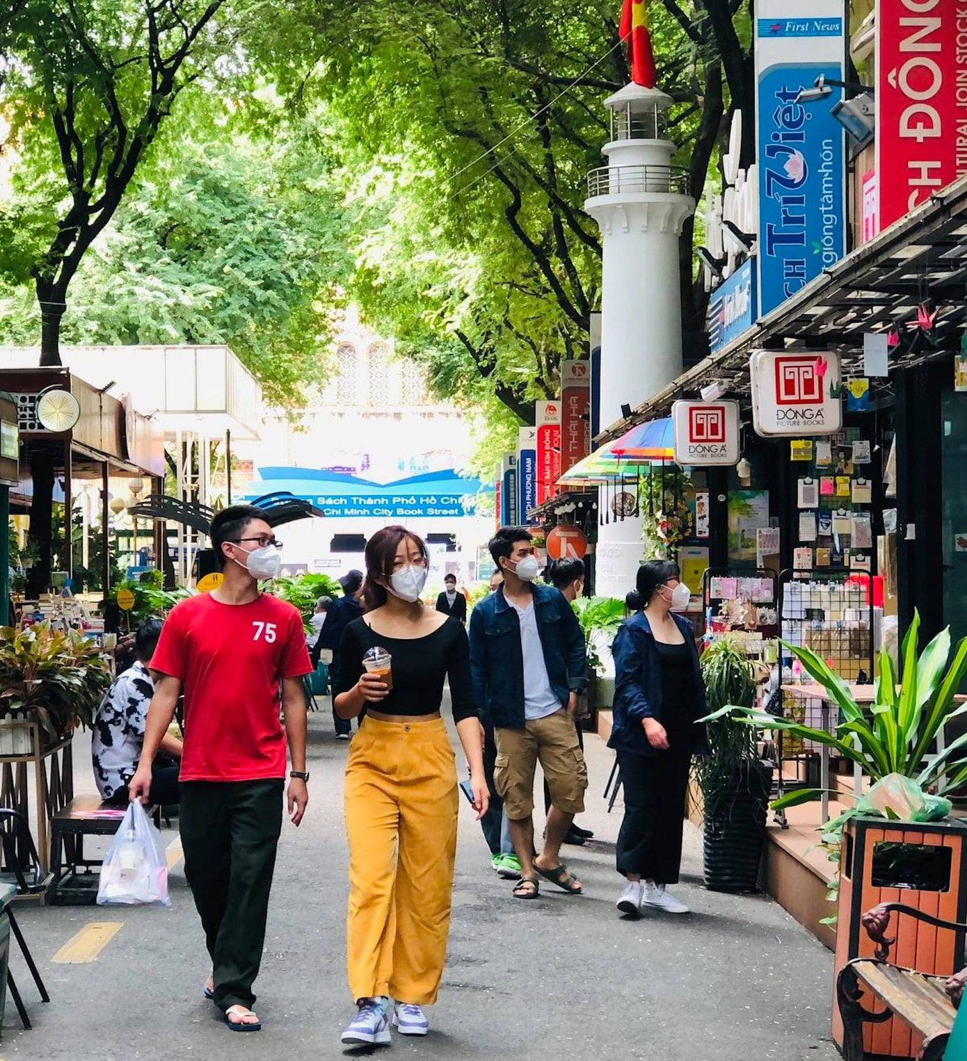 Đường sách TPHCM là điểm đến, là nơi du khách tham quan, đọc và mua sách Đường sách TPHCM là điểm đến, là nơi du khách tham quan, đọc và mua sách