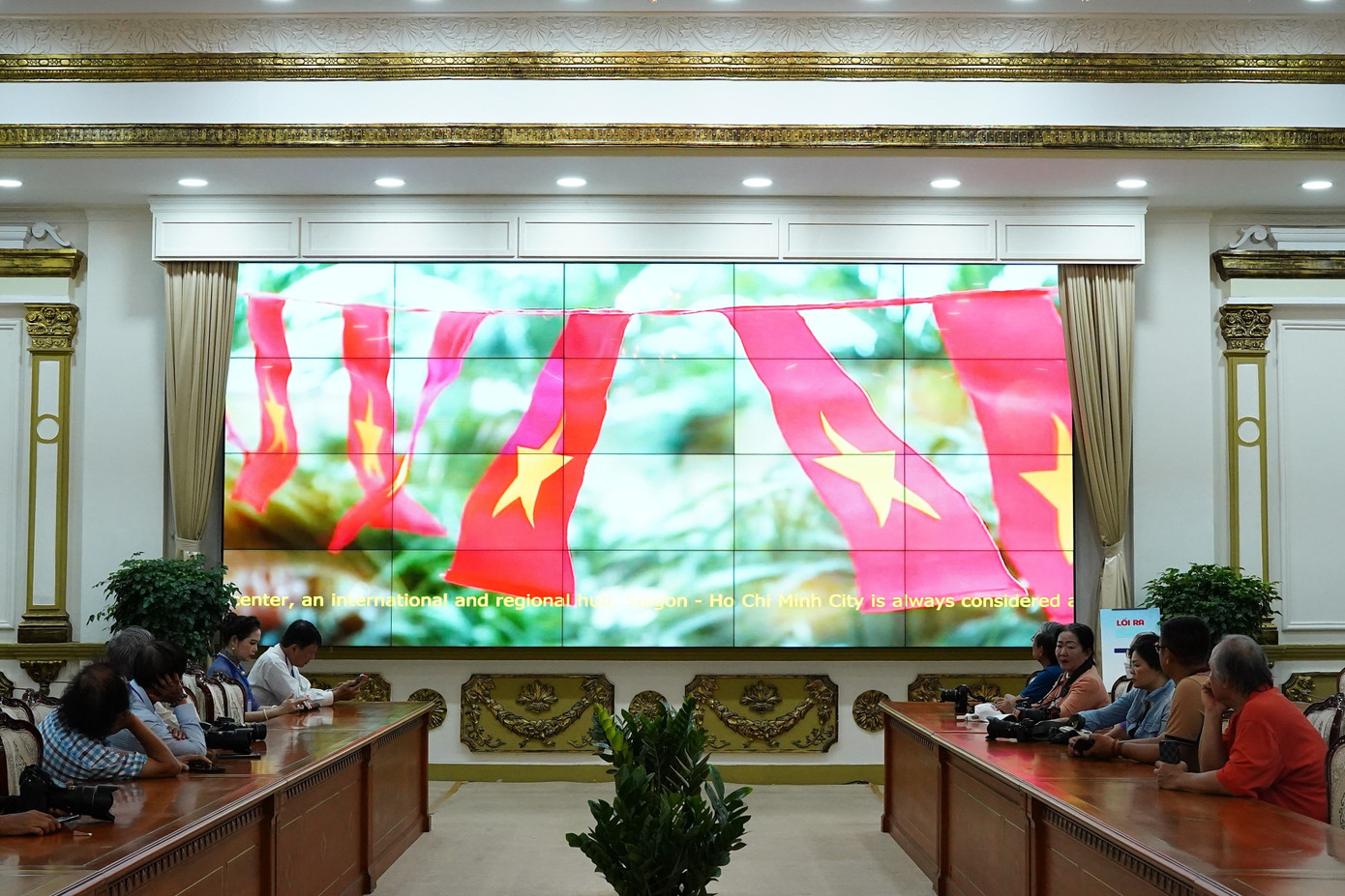 Du khách cùng xem các thước phim giới thiệu về toà nhà. Du khách cùng xem các thước phim giới thiệu về toà nhà.