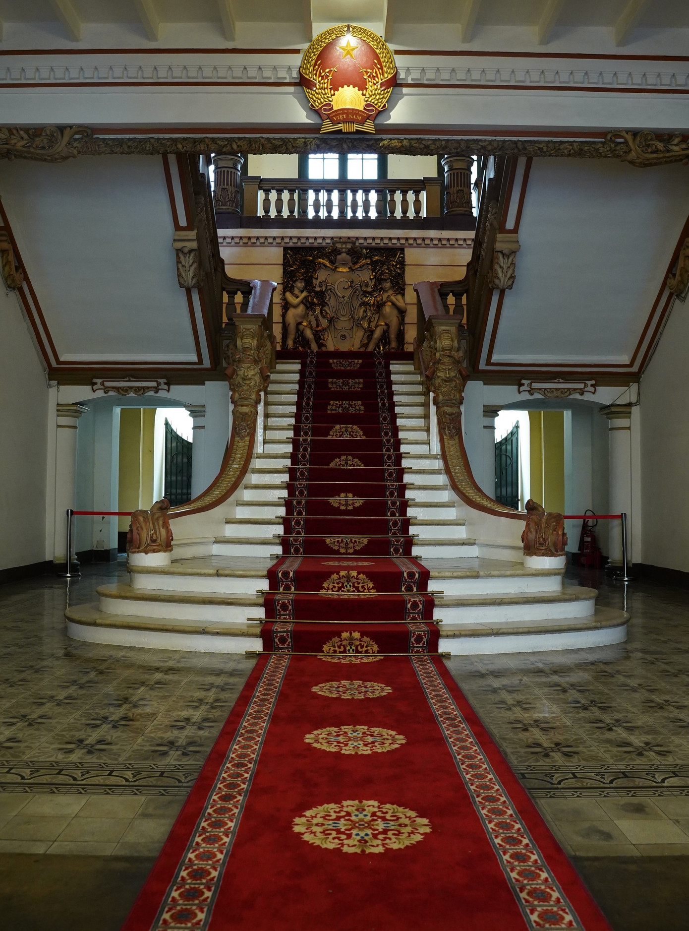 Cầu thang với cách thiết kế sang trọng của toà nhà. Cầu thang với cách thiết kế sang trọng của toà nhà.