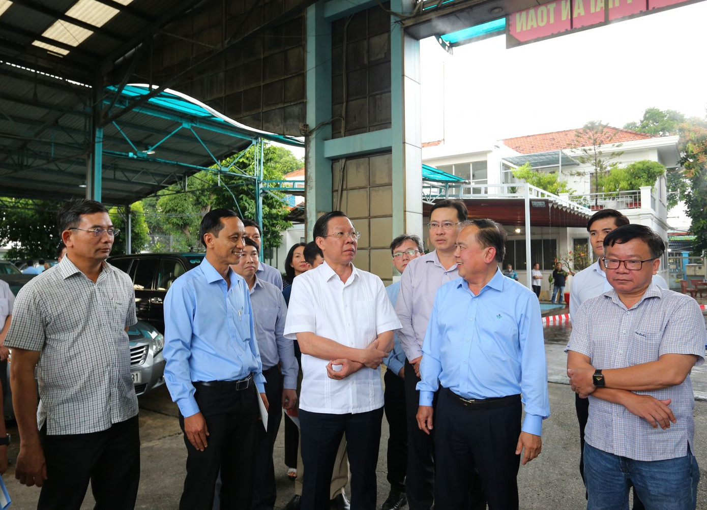 Chủ tịch UBND TPHCM Phan Văn Mãi (đứng giữa) tìm hiểu đời sống lực lượng công nhân vệ sinh môi trường