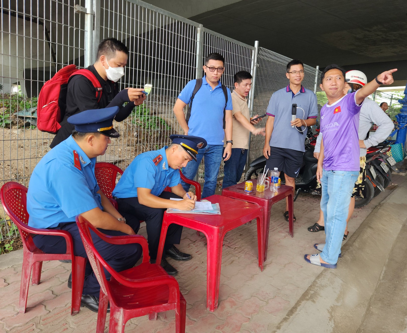 Thanh tra sở GT-VT TPHCM đang lập biên bản ghi nhận ý kiến, kiến nghị của người dân.