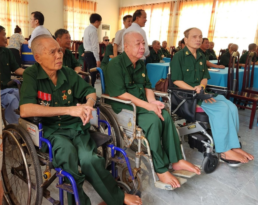 Các thương bệnh binh tham dự chương trình tặng quà Tết