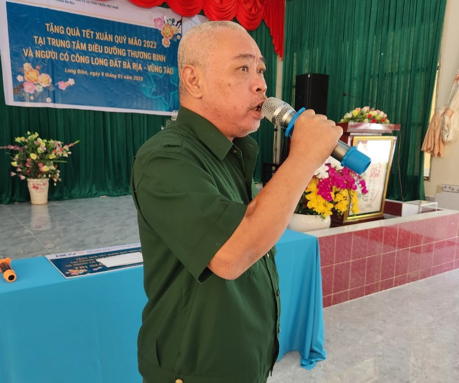 Thương binh Nguyễn Văn Khả hát tặng đoàn