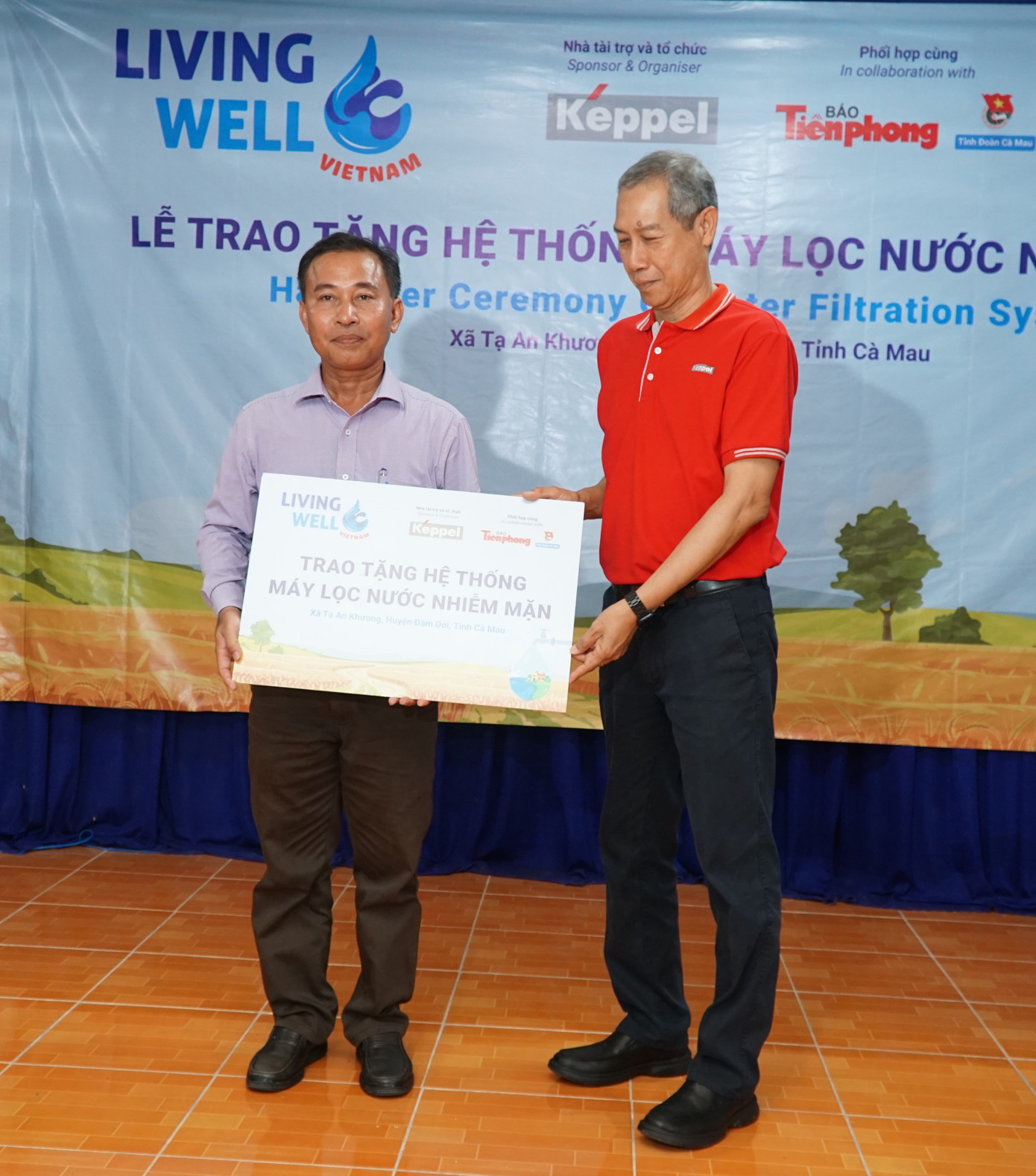 Ông Adris Bin Isnin trao tặng hệ thống máy lọc nước mặt cho người dân Ông Adris Bin Isnin trao tặng hệ thống máy lọc nước mặt cho người dân