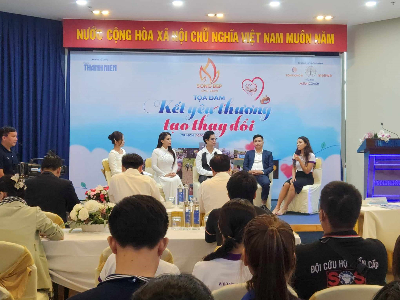 Các đại biểu tại tòa đàm.