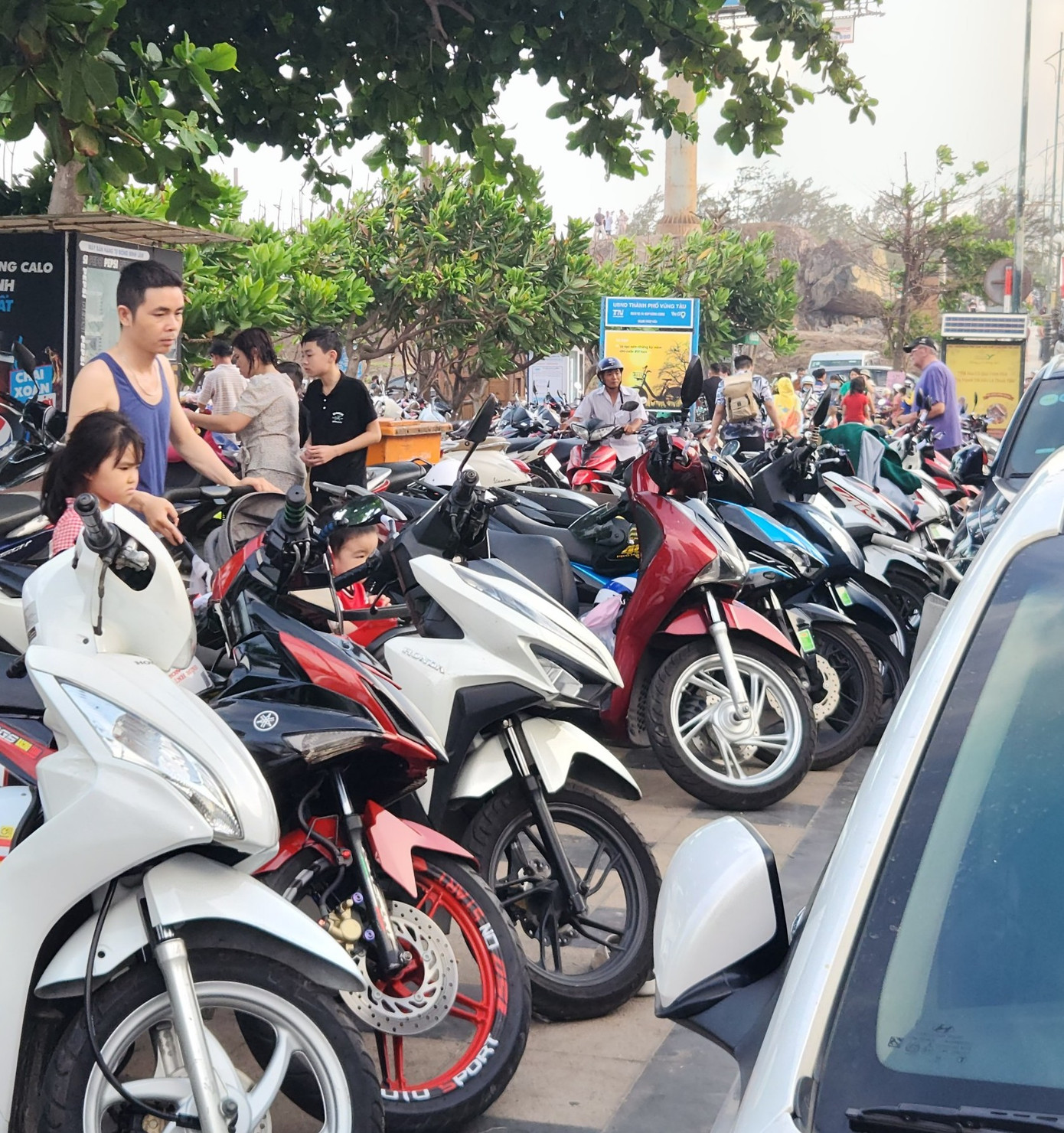 Các bãi gửi xe máy trên đường Thuỳ Vân chật kín chỗ