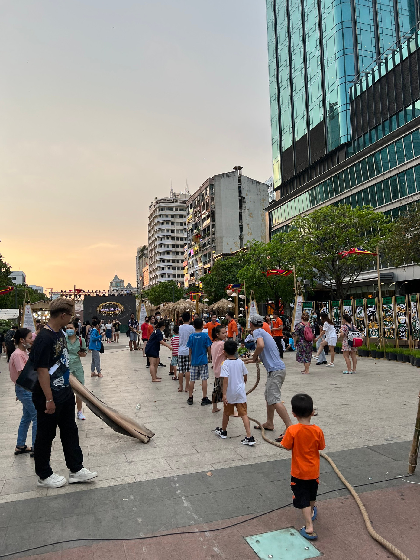 Các du khách chơi kéo co.