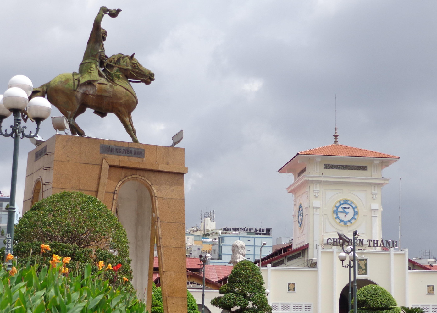 Tượng Trần Nguyên Hãn trước khi được di dời.