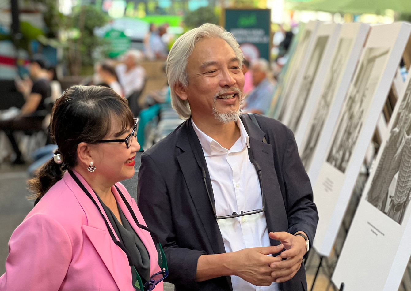 Dương Minh Long và Trịnh Vĩnh Trinh (em gái nhạc sĩ Trịnh Công Sơn) tại triển lãm. Dương Minh Long và Trịnh Vĩnh Trinh (em gái nhạc sĩ Trịnh Công Sơn) tại triển lãm.