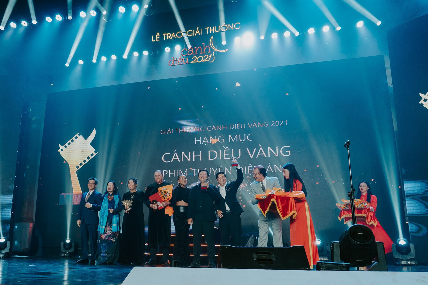 Đoàn làm phim Đêm tối rực rỡ tại Giải Cánh diều 2022.