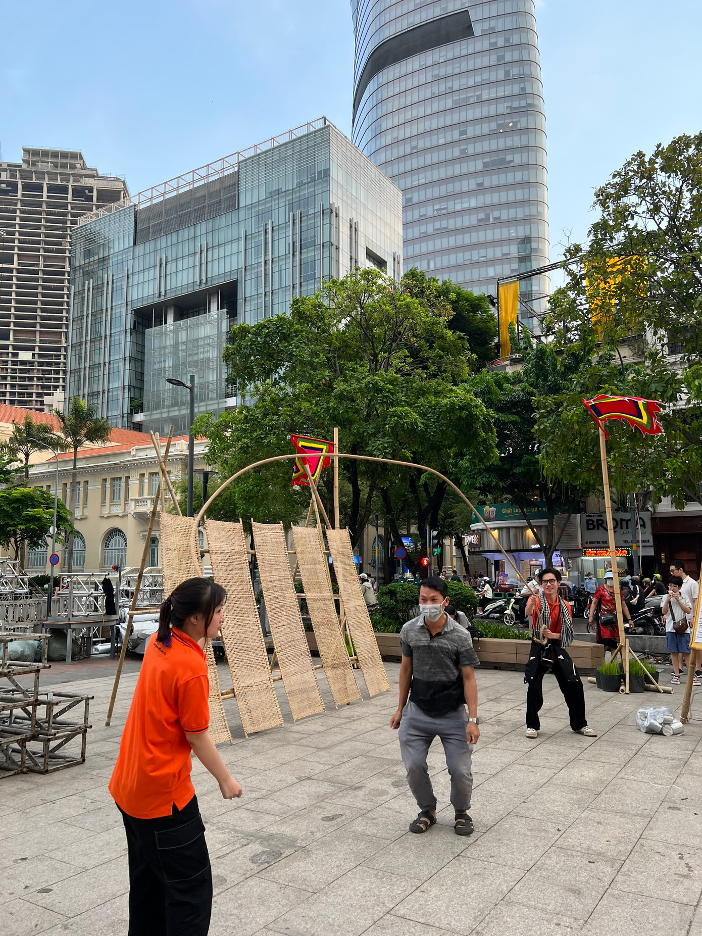 Người lớn chơi nhảy dây trên Phố đi bộ Nguyễn Huệ