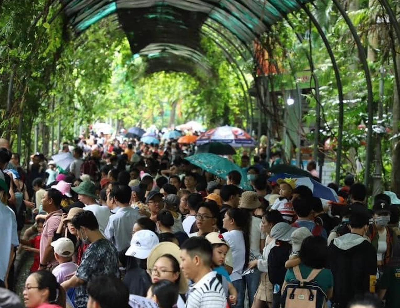 Thảo Cầm Viên chật kín du khách ngày 2/9