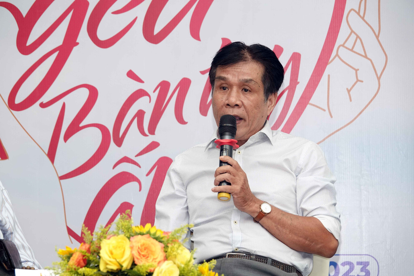 Nhà thơ Lê Minh Quốc phát biểu tại Lễ trao giải. Nhà thơ Lê Minh Quốc phát biểu tại Lễ trao giải.