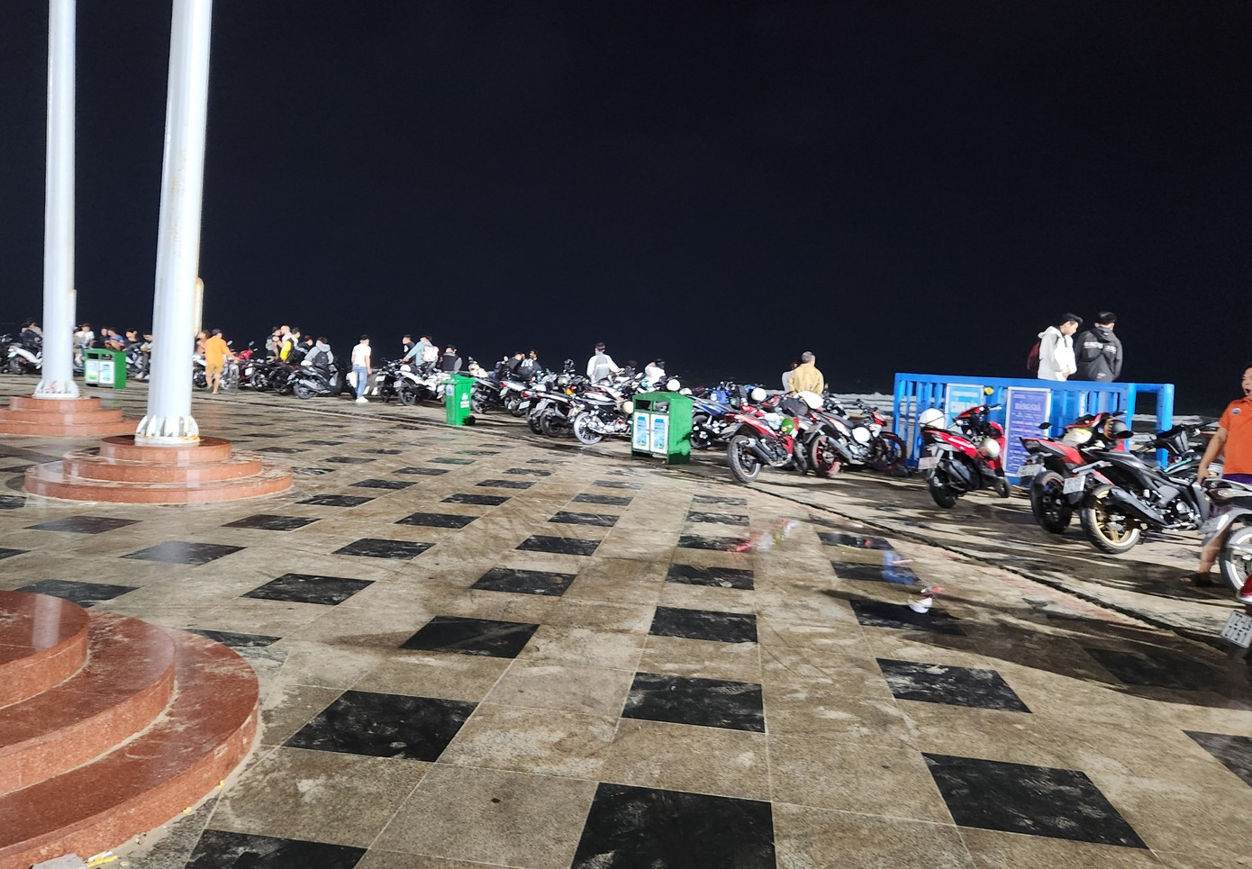 Nhiều du khách lựa chọn nghỉ đêm ngay tại bờ biển Vũng Tàu (Ảnh chụp 4h sáng ngày 1/5)