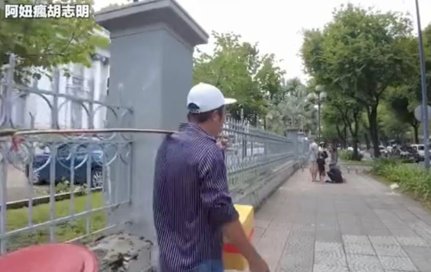 Người đàn ông bán hàng rong đã tính bán trái dừa với giá cao cho Becky Chan (Ảnh Clip NV)