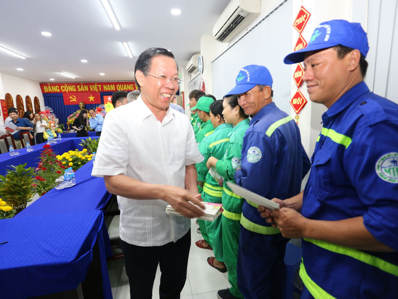 Ông Phan Văn Mãi tặng quà cho anh em công nhân vệ sinh môi trường