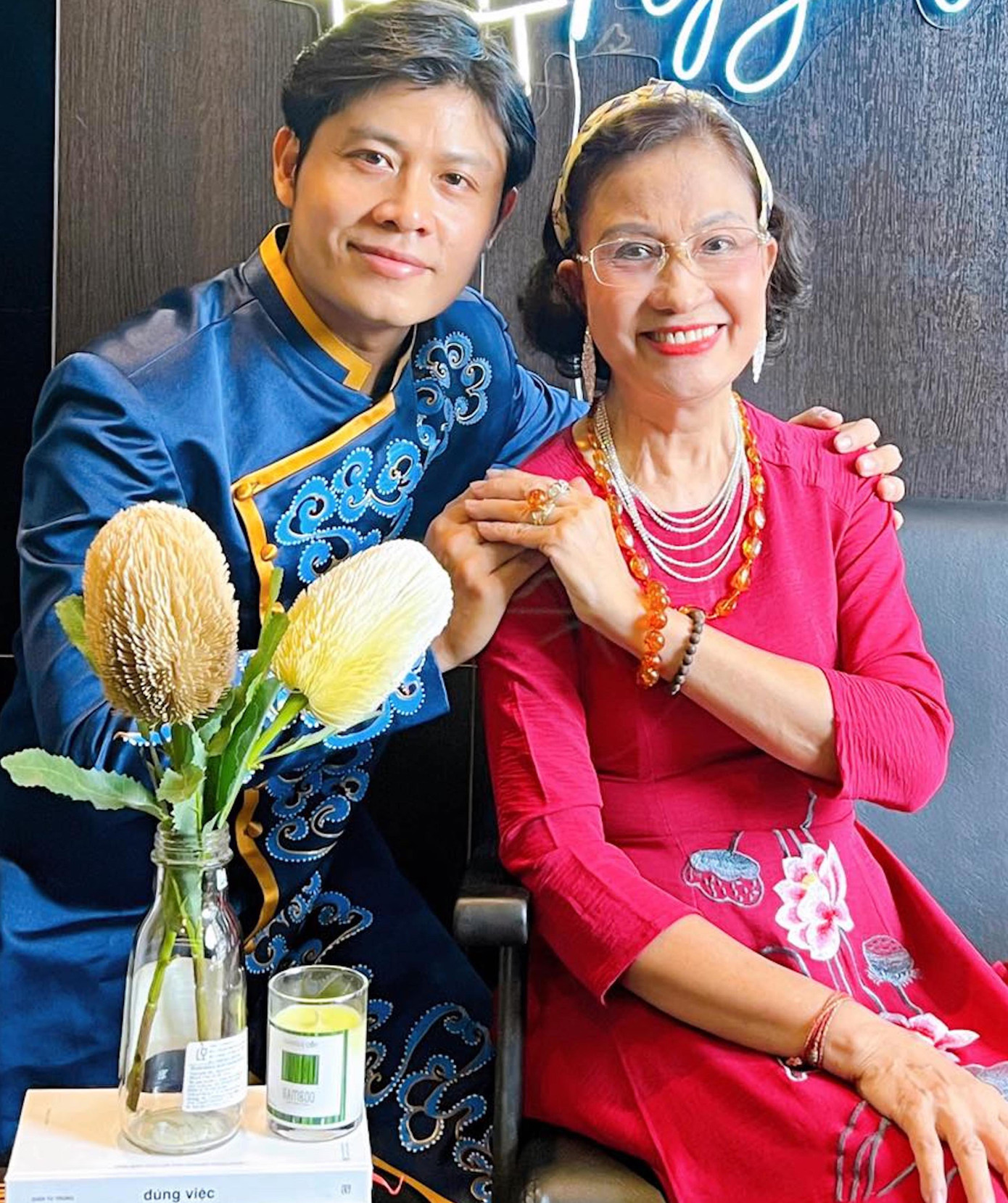 Nhạc sĩ Nguyễn Văn Chung và mẹ.