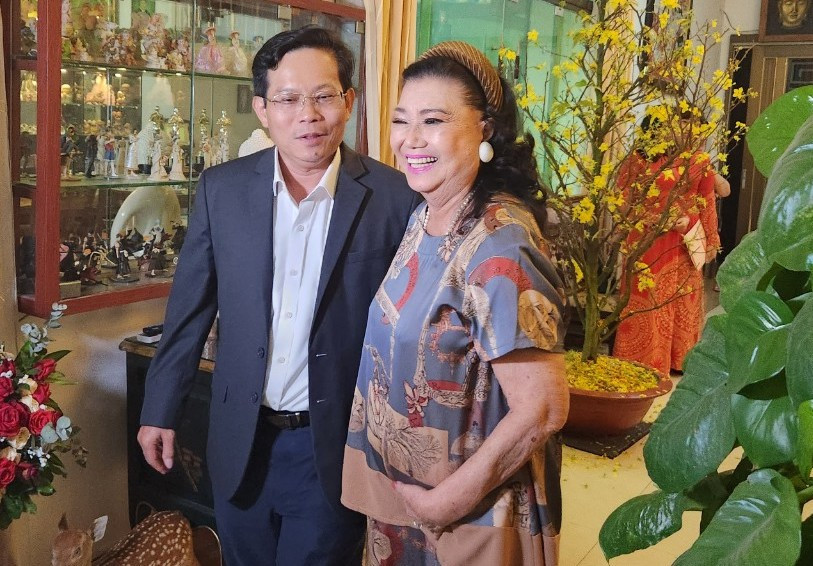 NSND Kim Cương và ông Tô Đình Tuân - Trưởng BTC giải Mai Vàng.