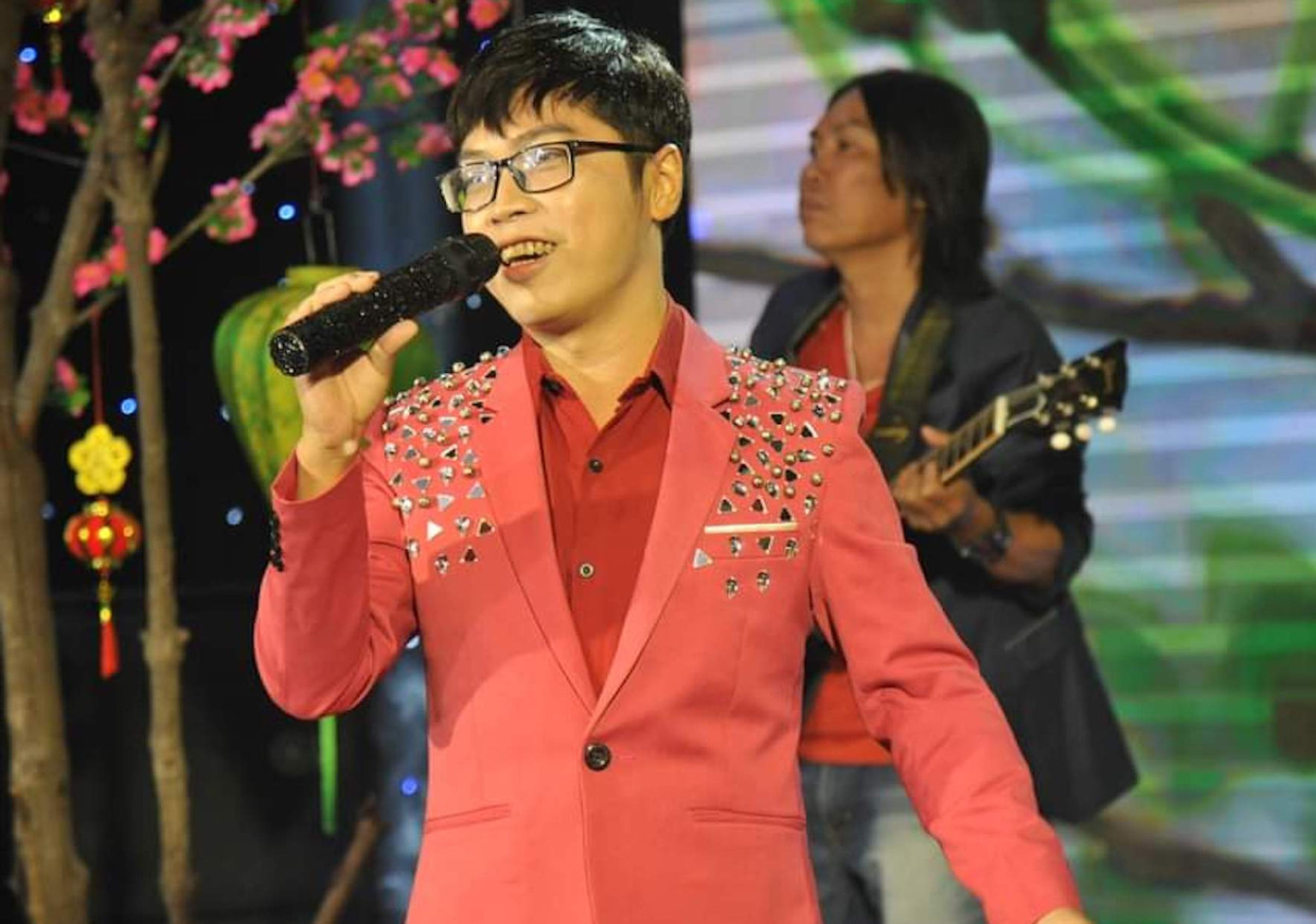 Ca sĩ Tấn Hưng. Ca sĩ Tấn Hưng.