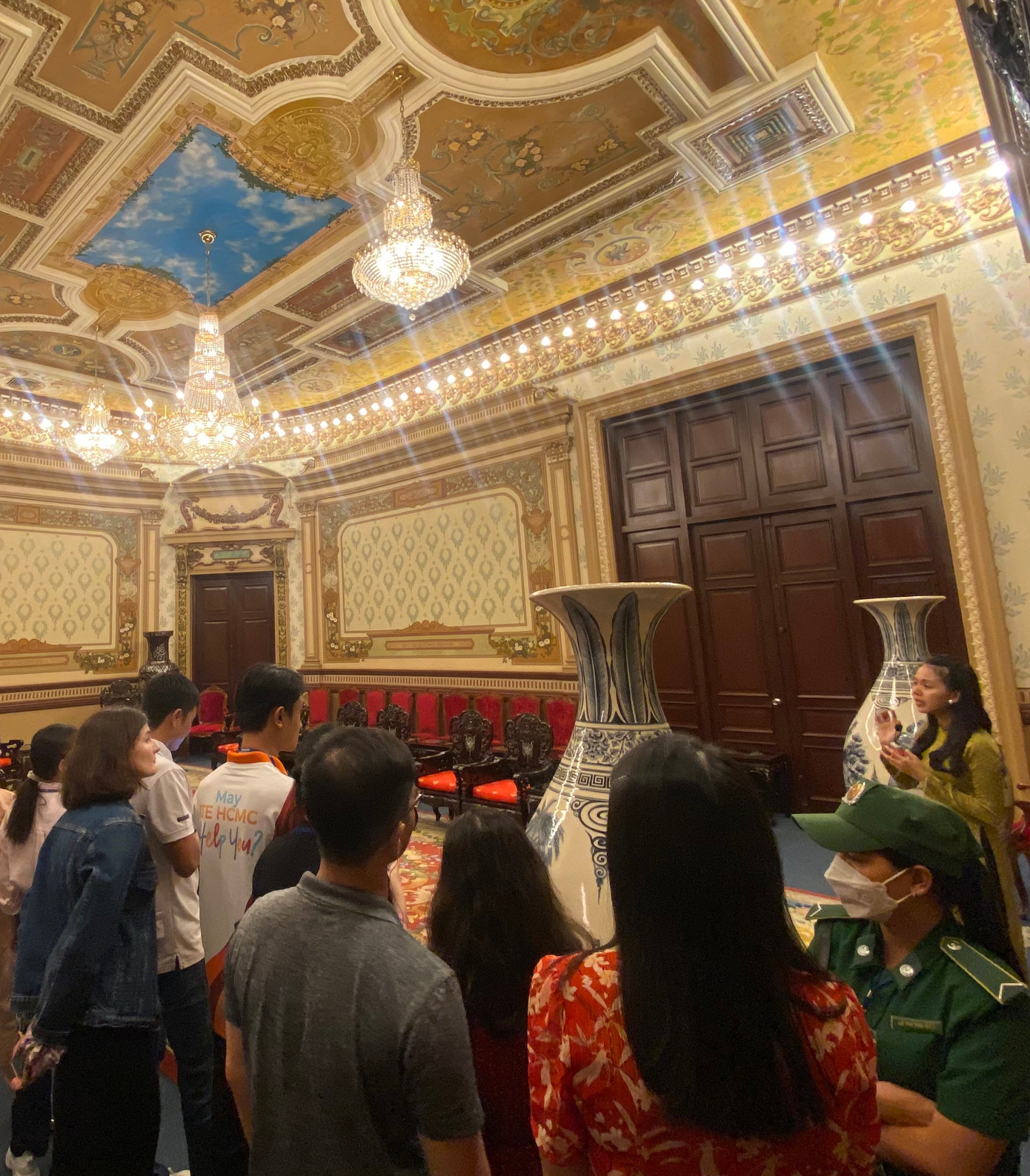 Du khách đang tham quan và nghe giới thiệu về phòng khánh tiết của toà nhà UBND - HĐND TPHCM
