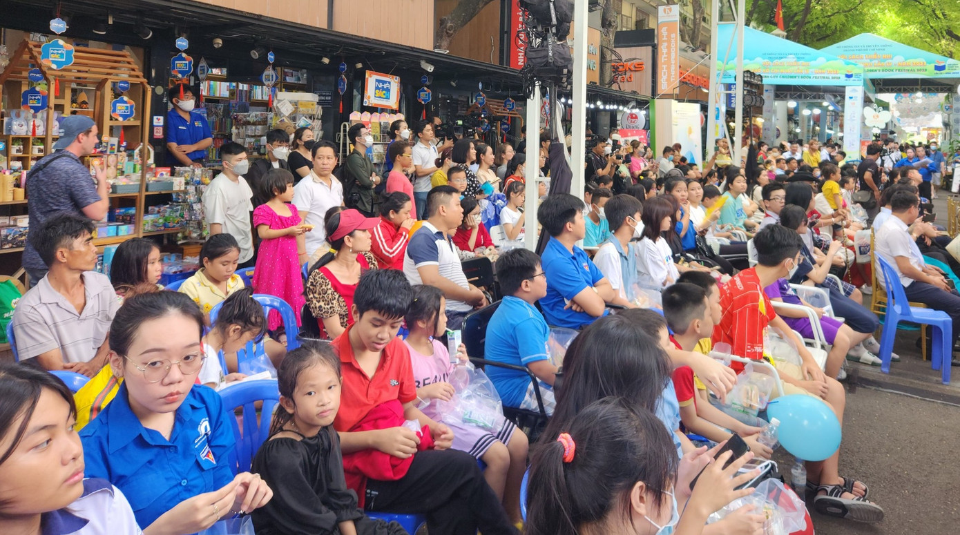 Đông đảo khán giả tham dự lễ phát động Giải thưởng Sách thiếu nhi TPHCM Đông đảo khán giả tham dự lễ phát động Giải thưởng Sách thiếu nhi TPHCM