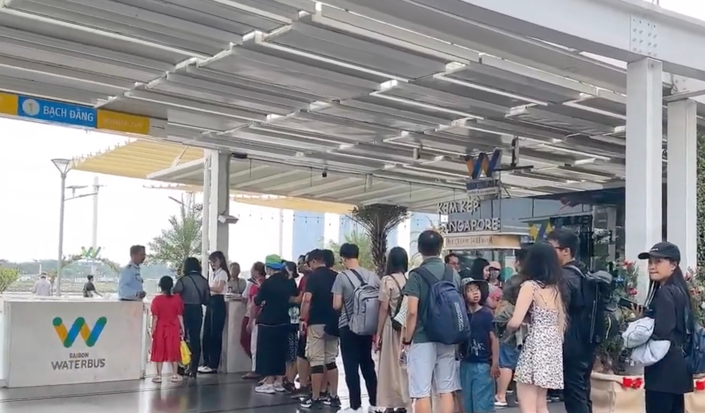 Khách xếp hàng chuẩn bị lên tàu. Khách xếp hàng chuẩn bị lên tàu.