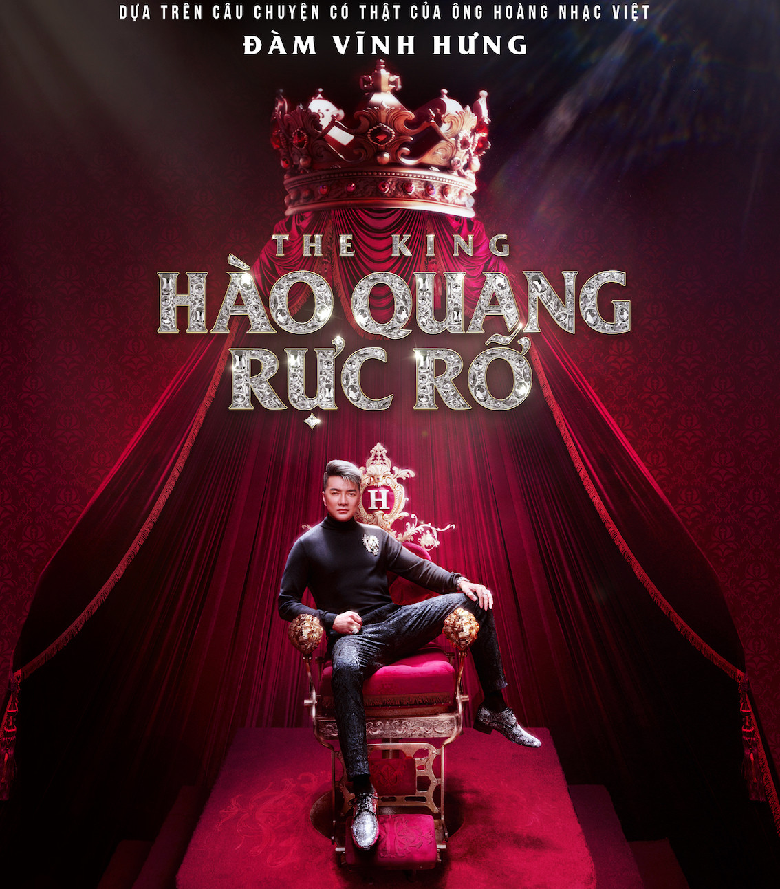 Poster cũ gây tranh cãi vì có chữ "The King". Poster cũ gây tranh cãi vì có chữ "The King".