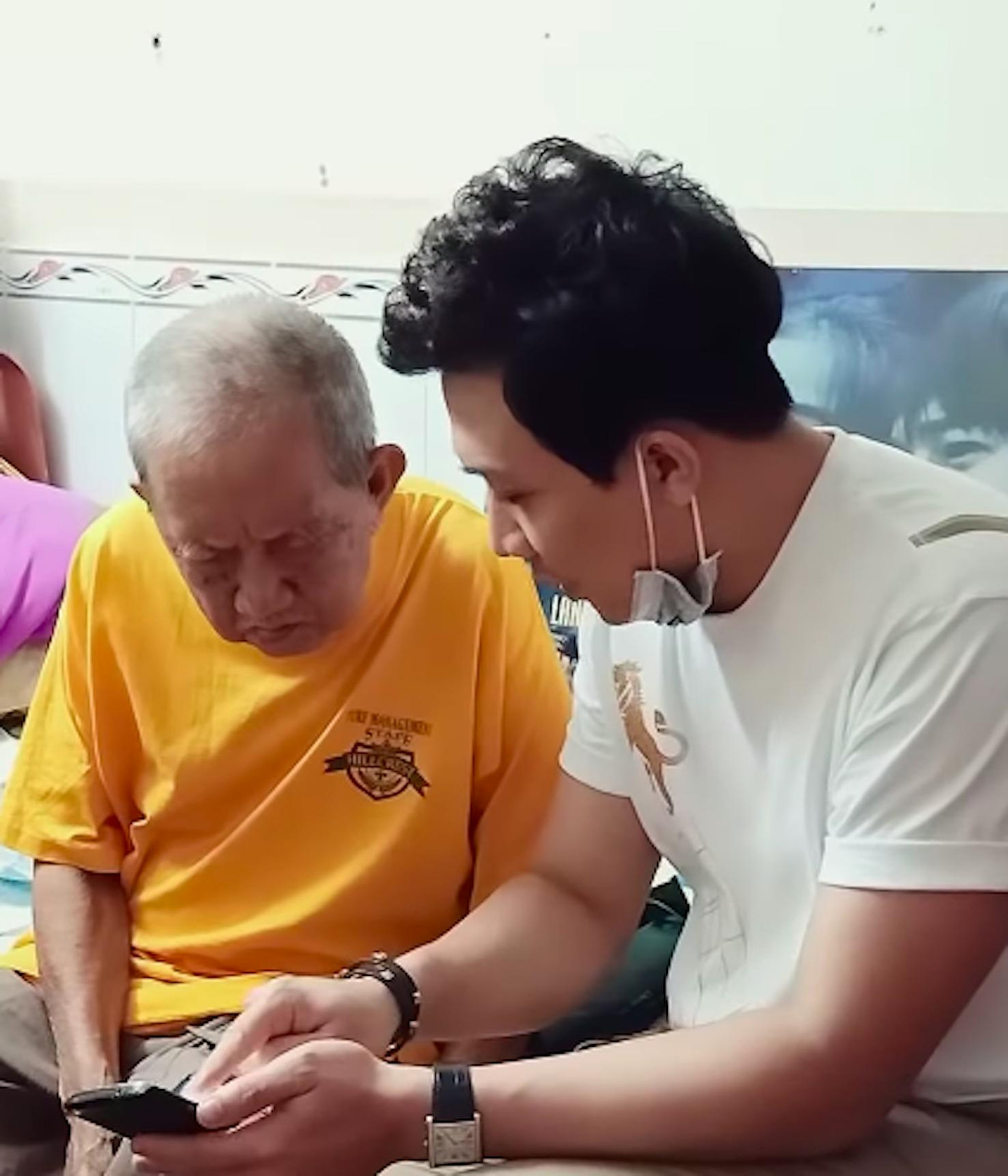 Diễn viên Trấn Thành trong một lần tới thăm Mạc Can.