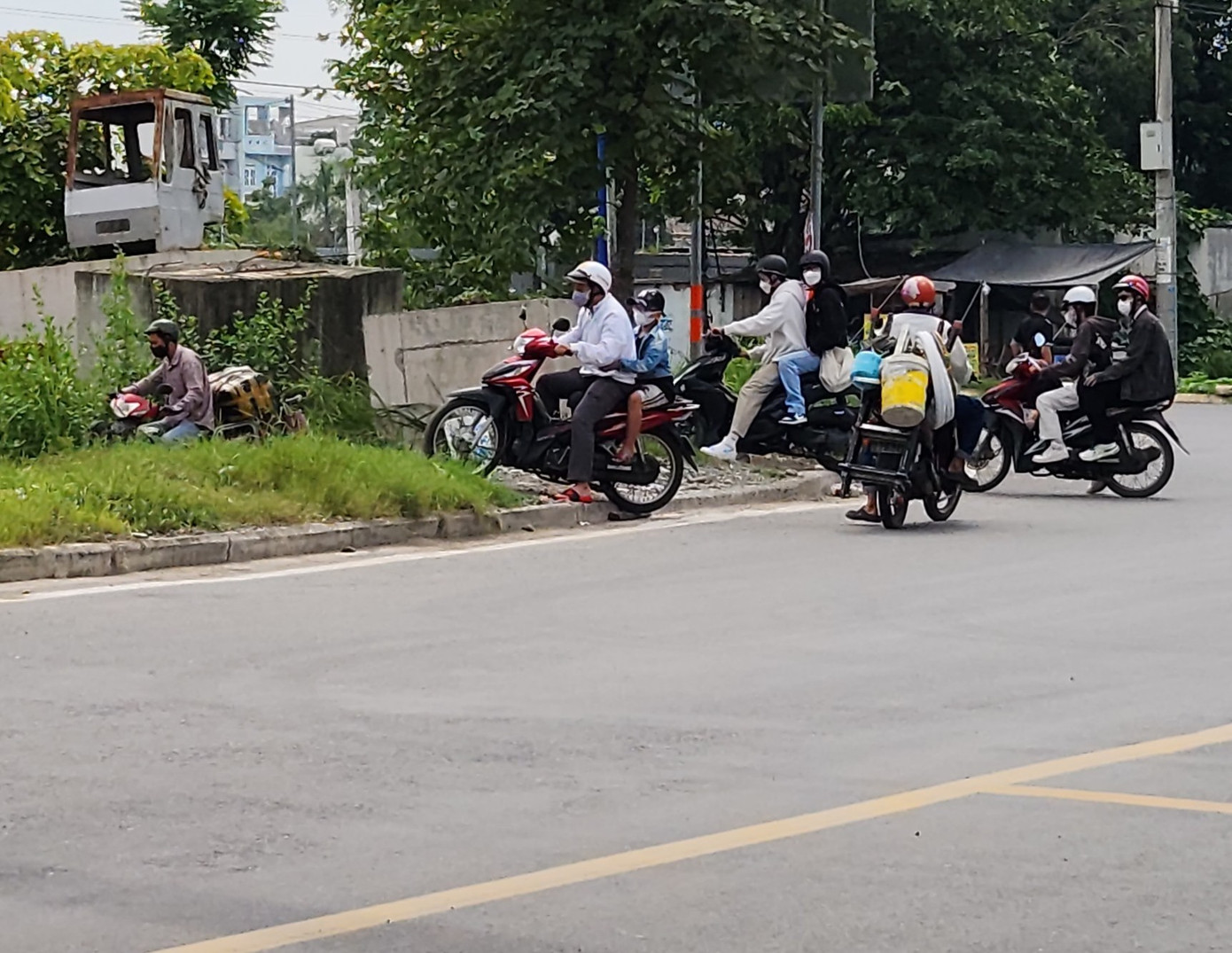 Đông đảo người dân chọn đoạn đường qua dạ cầu Rạch Chiếc vì thuận tiện.