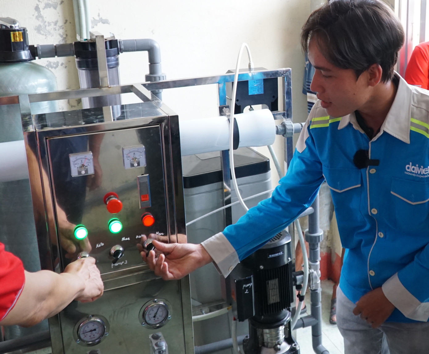 Nhân viên kỹ thuật đang hướng dẫn cách sử dụng máy Lọc nước Nhân viên kỹ thuật đang hướng dẫn cách sử dụng máy Lọc nước