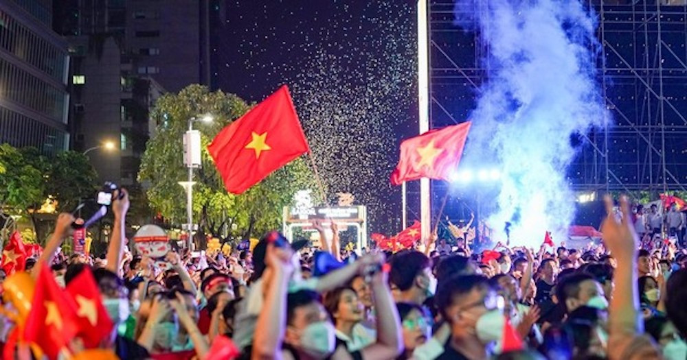 Người dân xem bắn pháo hoa tại khu vực Phố đi bộ Nguyễn Huệ (quận 1)