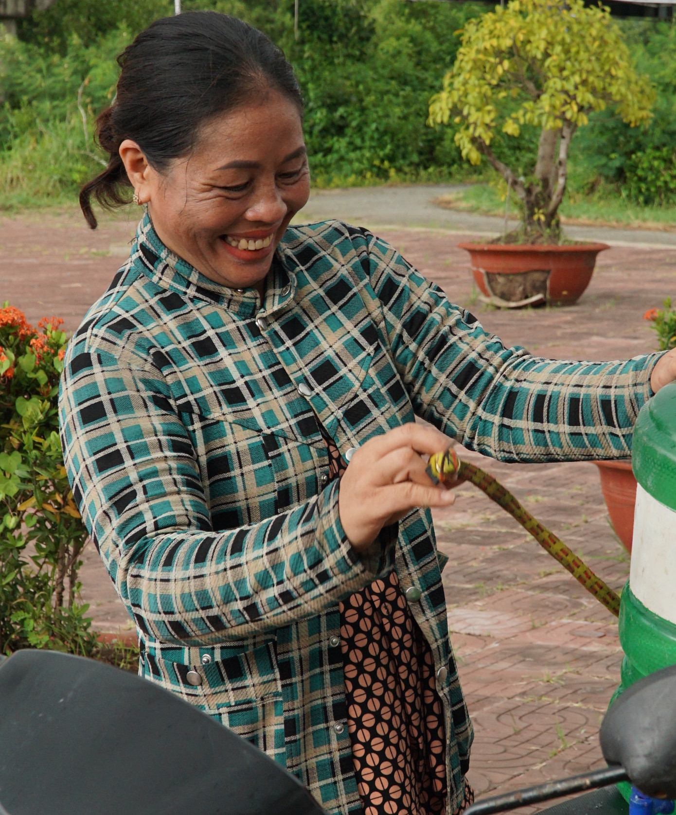 Và niềm vui của người dân khi có nước sạch để sử dụng. Và niềm vui của người dân khi có nước sạch để sử dụng.