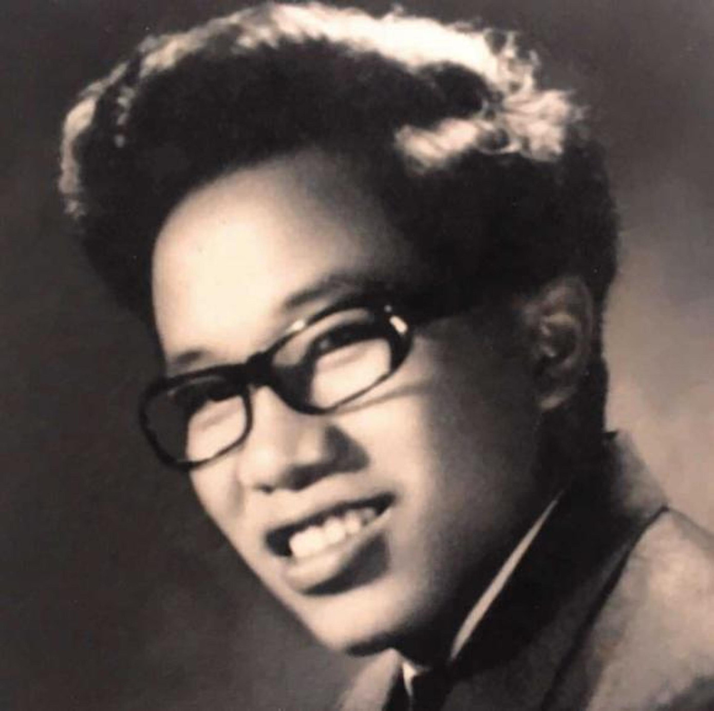 Nhạc sĩ Y Vũ thời trẻ. Nhạc sĩ Y Vũ thời trẻ.