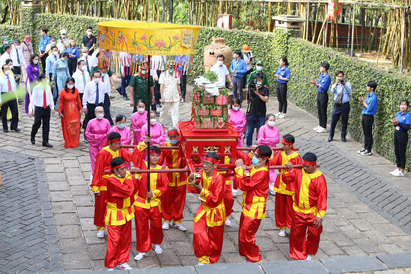 Kiệu rước Lễ vật dâng lên Quốc Tổ Hùng Vương. Kiệu rước Lễ vật dâng lên Quốc Tổ Hùng Vương.